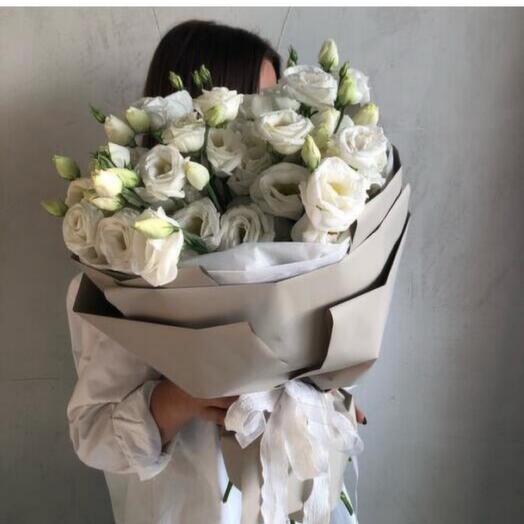 Букет Эустома белая в оформлении