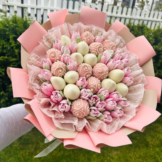 Strawberry bouquet with marshmallow flowers