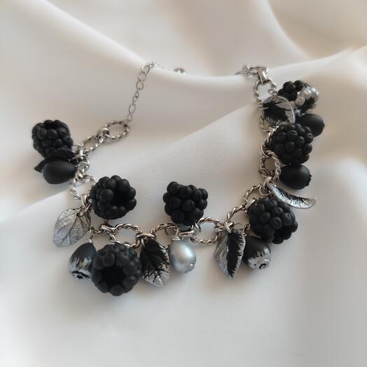 Браслет черно-серебристый с малиной (ежевикой)