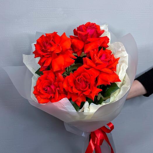 Букет из алых ажурных роз