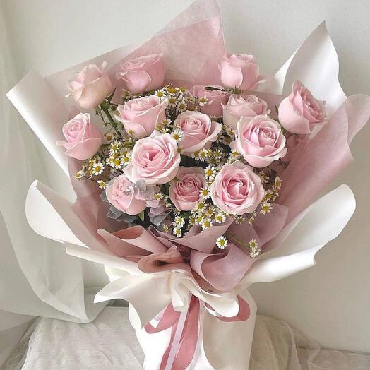 Bouquet of pink roses and bush daisies