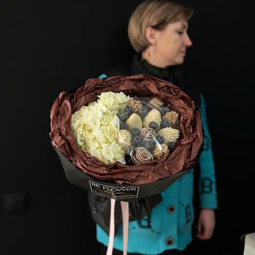 Букет с гортензией и клубникой