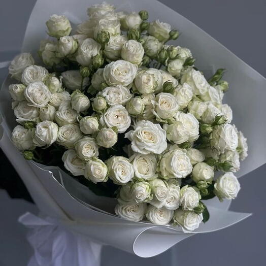 Ağ güllərdən ibarət buket