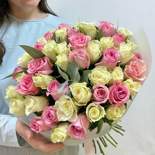 51 роза микс с эвкалиптом