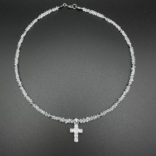 Колье-чокер из прозрачного хрусталя с кулоном крестик