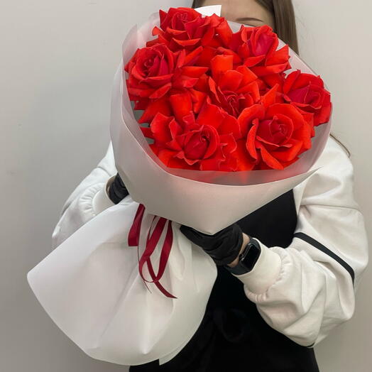 Букет из алых роз