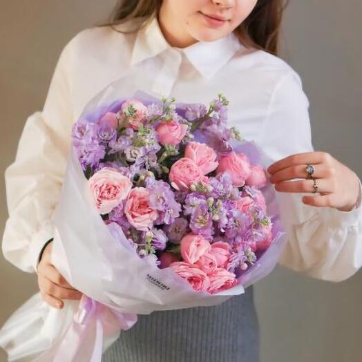 Букет с ароматной маттиолой и пионовидной кустовой розой 🌸