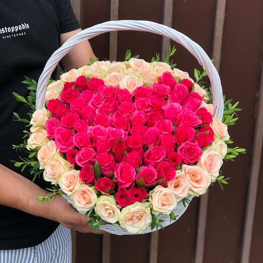Корзина из роз в форме сердца