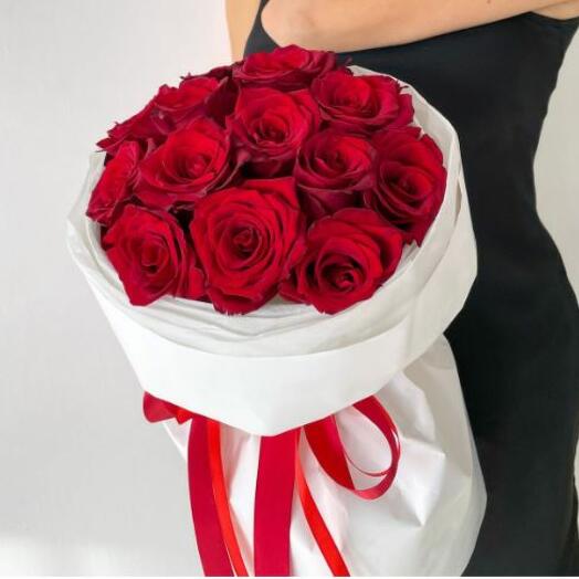 Ramo de 15 rosas rojas en paquete blanco