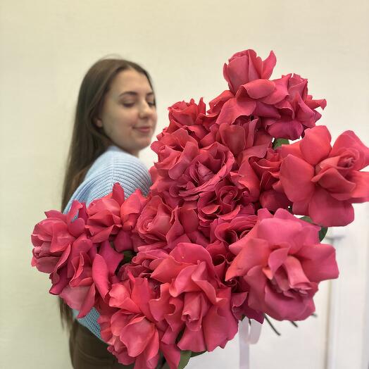 23 малиновых французских розы