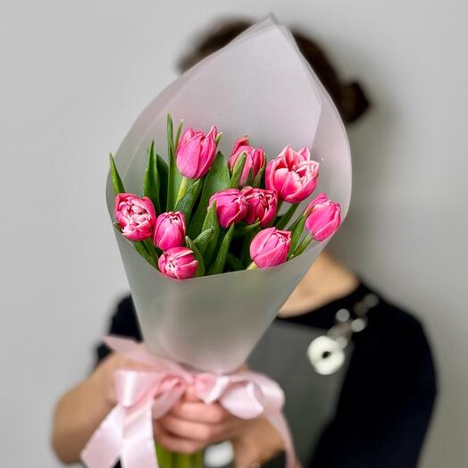 Букет из 11 пионовидных тюльпанов Коламбус в легкой упаковке