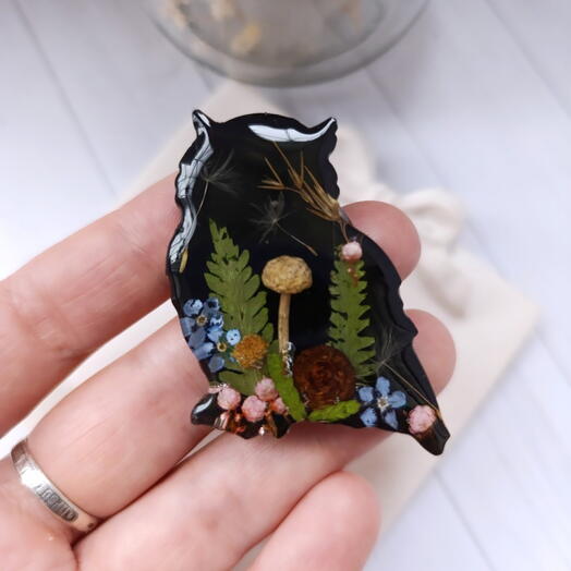 Брошь сова из эпоксидной смолы с сухоцветами