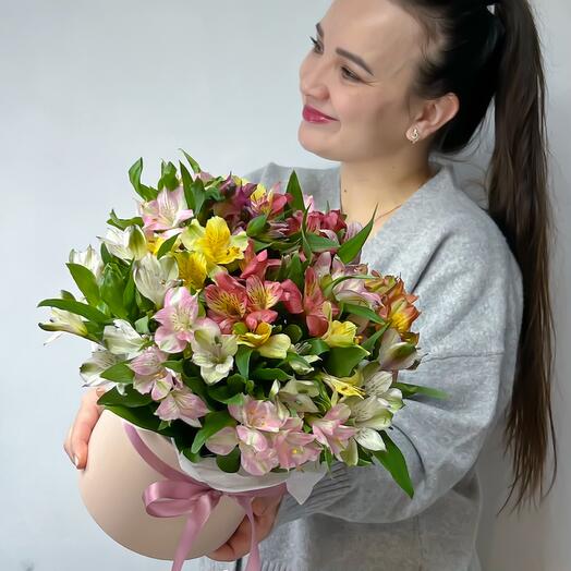 Нежный букет с кружевными альстромериями в шляпной коробке 💐