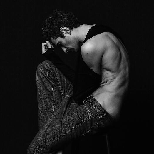 Мужская фотосессия в студии автопортрета