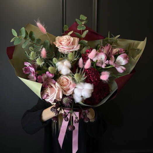 Ramo noble con rosas y alstroemeria "encanto y sofisticación"