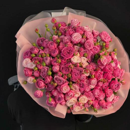 Букет нежных розовых кустовых пионовидных роз