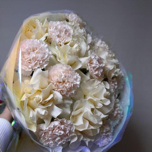 Букет с диантусами и ажурной розой