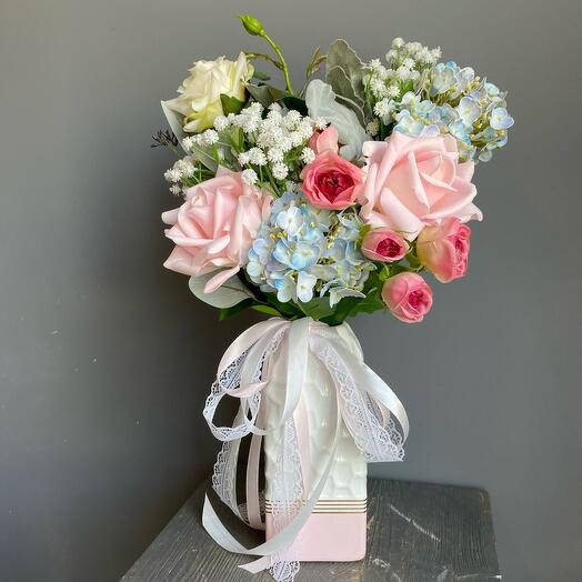 Искусственные цветы в вазе