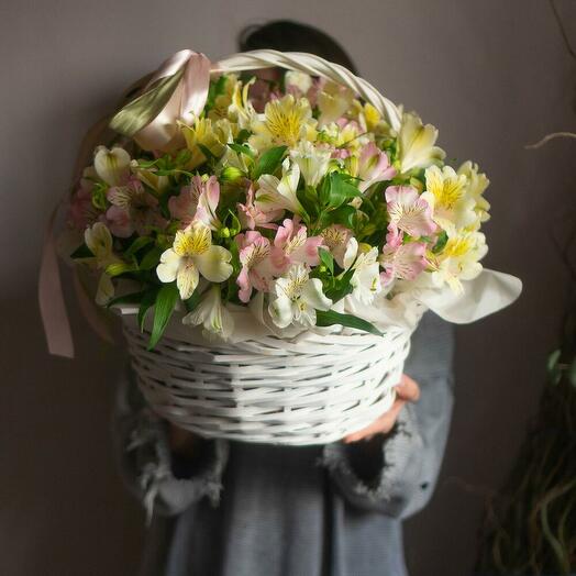Корзина с цветами микс Альстромерии