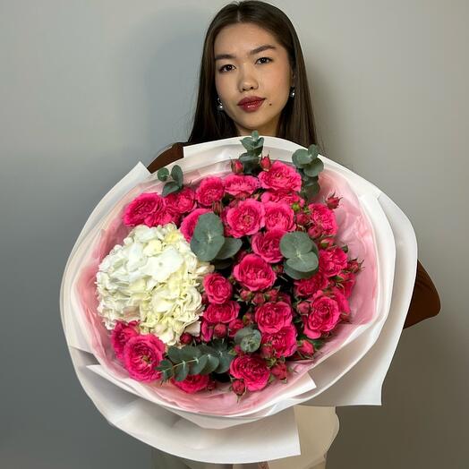 Букет из кустовых роз и гортензий