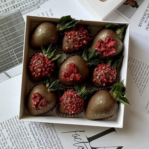 A box of 9 strawberries in chocolate