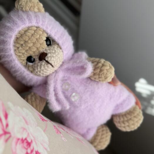 Мишутка в сереневом комбинезоне и чепчике