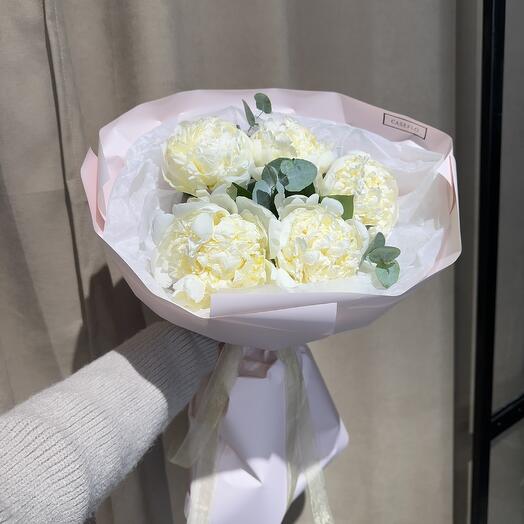 Пионы с эвкалиптом