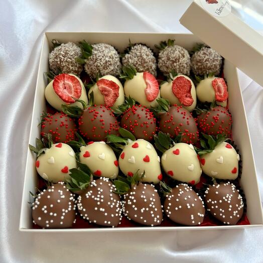 Клубника в молочном и белом шоколаде «Strawberry paradise» 25 ягод
