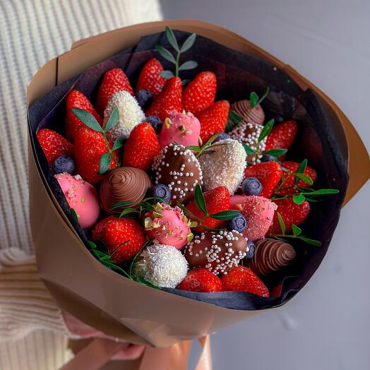 Клубничный Fresh букет с голубикой и листьями 🍓