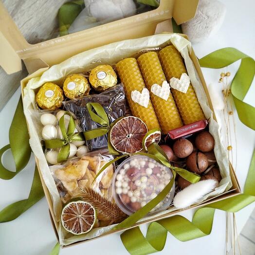 Тёплый подарочный набор со свечами из натуральной вощины, чаем, сладостями и орешками для тренера (S)