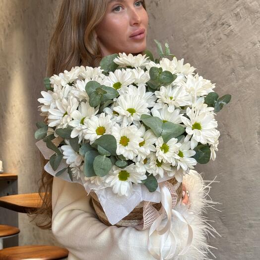 Корзина с ромашками и эвкалиптом