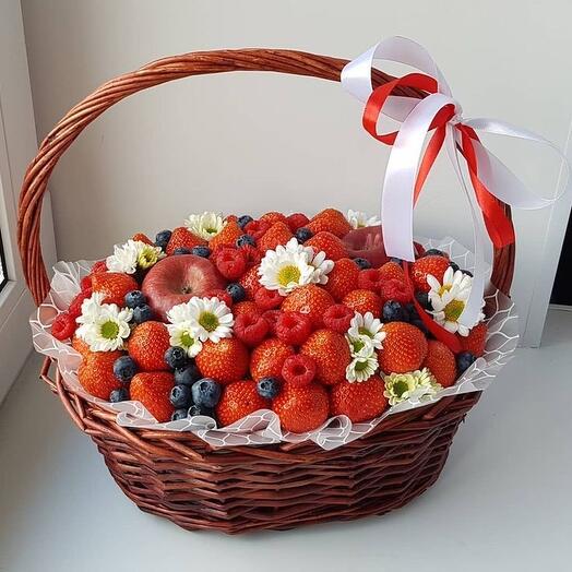 Корзина с цветами и ягодами