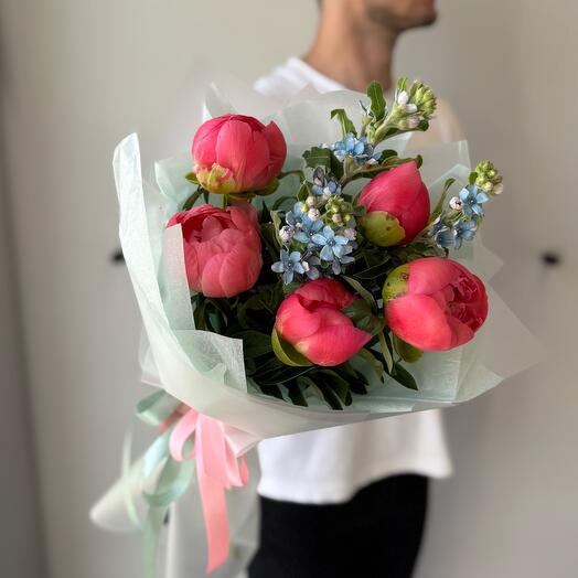 Коралловые пионы и незабудки
