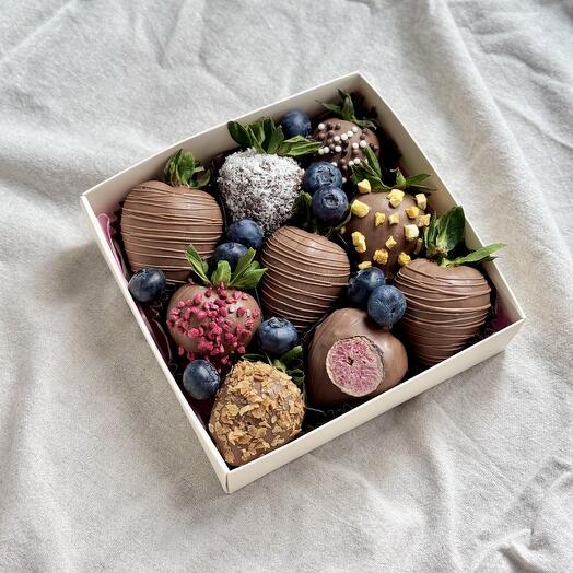 Набор клубники в шоколаде 9-12 шт со свежей голубикой «Алёна»