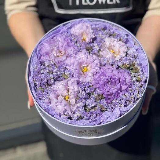 Композиция из эустомы и статицы в дизайнерской коробке "Фелис"
