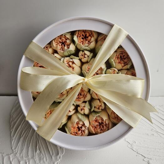 Круглая коробка с зефирными тюльпанами