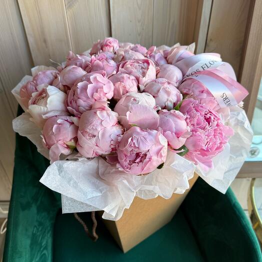 Охапка пионов в крафтовой коробке