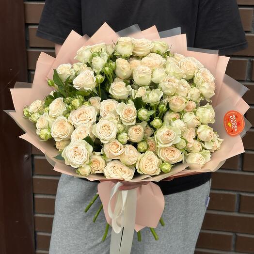 Букет из 17 веток кустовой розы Софи
