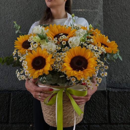 Корзина с подсолнухами