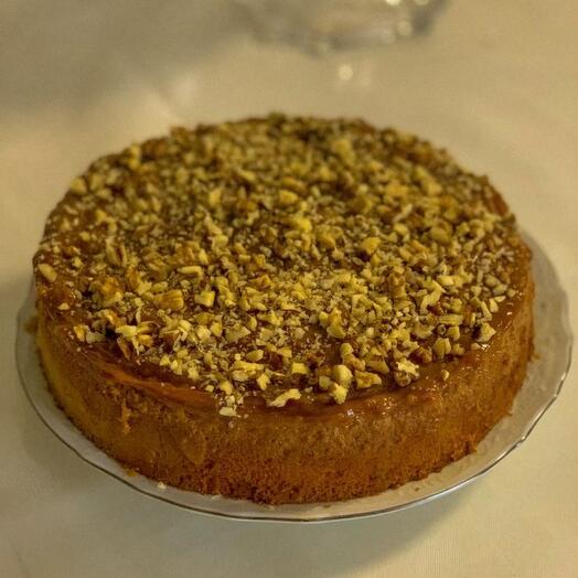 Молочный карамельный пирог сочный с грецким орехом