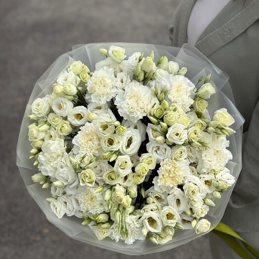 Белый букет из эустомы и диантусов