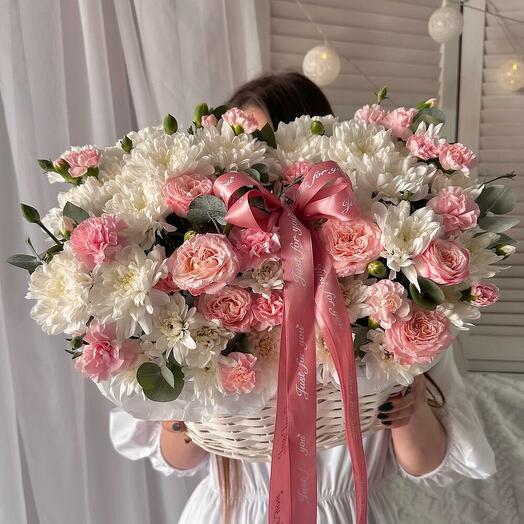 Корзина с цветами: пионовидные розы, белая хризантема, диантус и веточки эвкалипта🌸Размер М