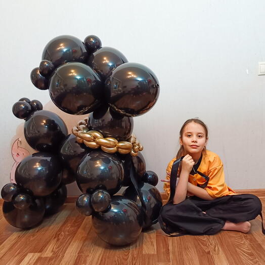 Большая собака из шаров с цепью