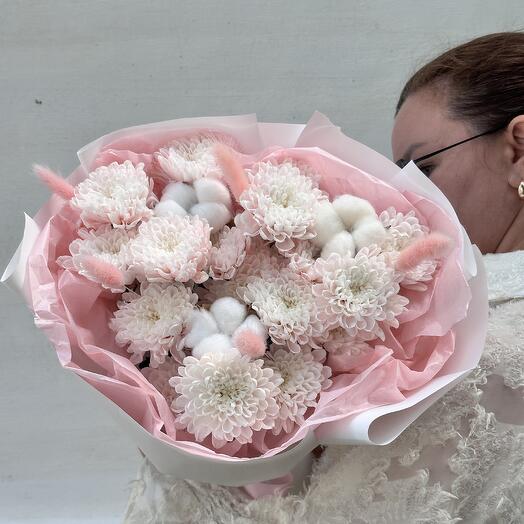 Розовый букет из хризантем