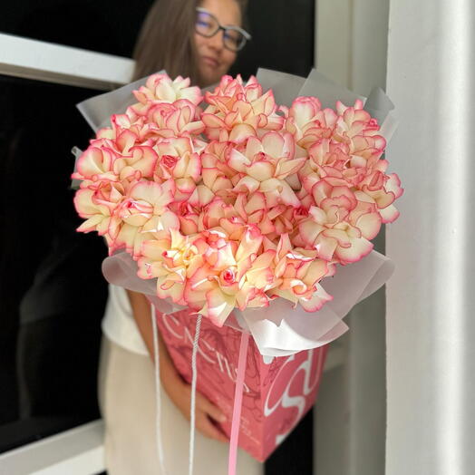 25 французских роз в коробке CACTUS