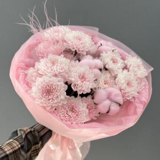 Букет из розовой хризантемы и хлопка