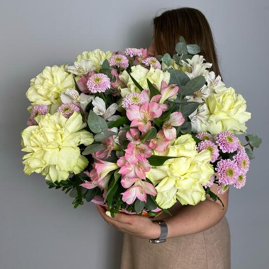 Корзина с цветами"Мультифрукт" ( Французкая роза, эвкалипт, альстромерия, хризантема кустовая)