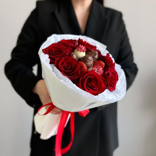 Клубника в шоколаде и розы, букет "Екатерина"