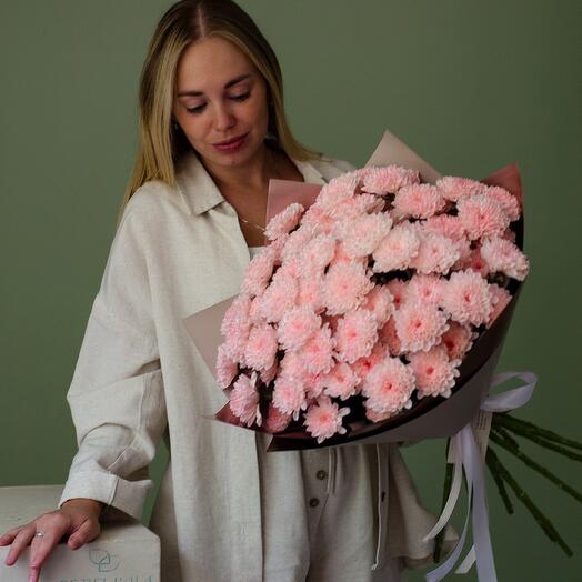 Нежный букет воздушных розовых хризантем