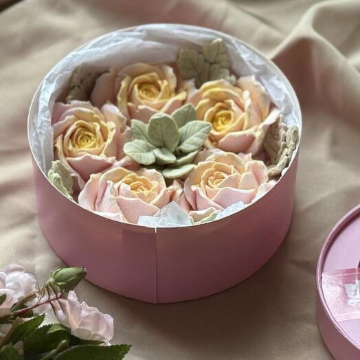 «Розовый шик: букет зефирных роз» — королевский подарок в шляпной коробке